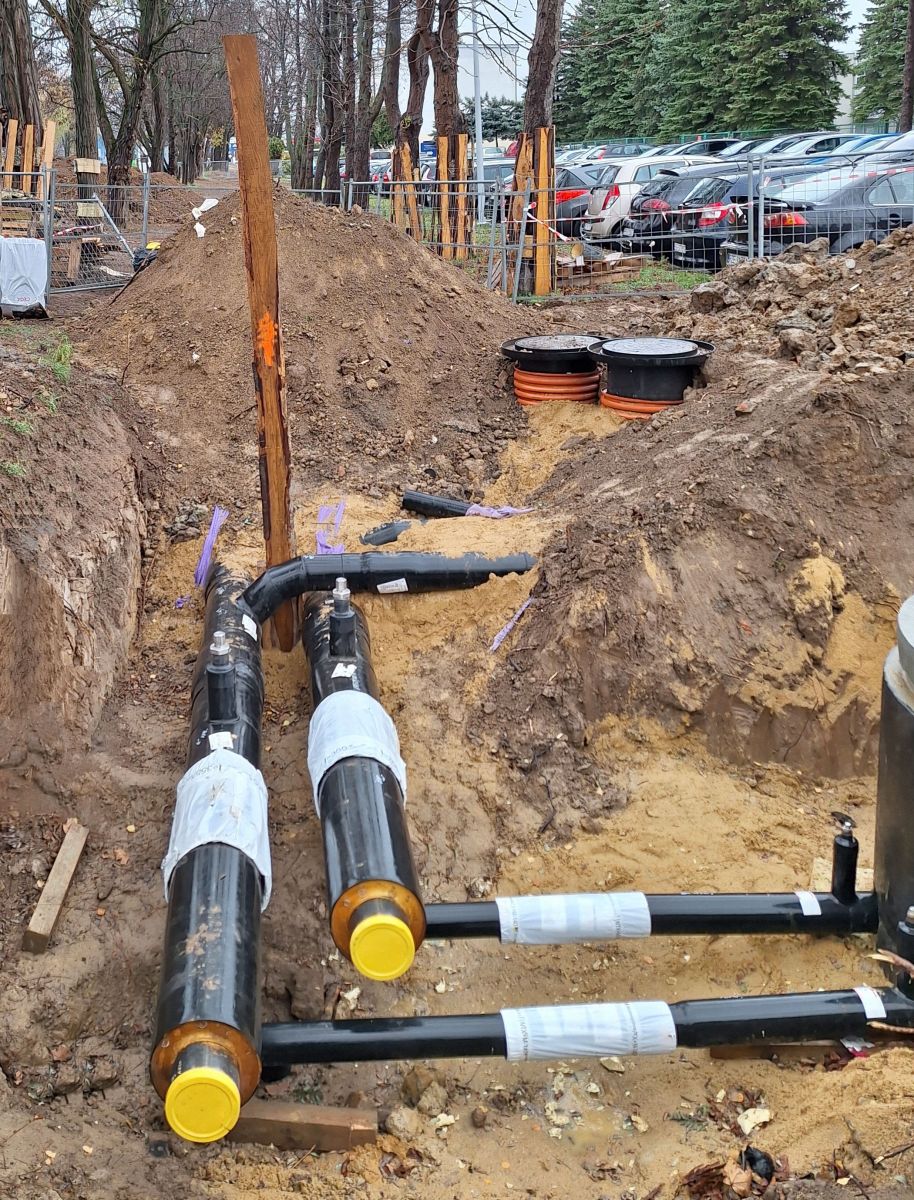 zdjęcie z przebudowy nadziemnej sieci ciepłowniczej przy ulicy Przemysłowej, fot. Miejskie Przedsiębiorstwo Energetyki Cieplnej